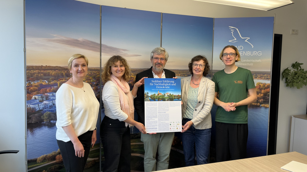 Ira Matuschke (RIFS Potsdam, left), Lena Eyerich (JuFoNa, 2nd from left), Marion Piek (Brandenburg21, 2nd from right) and Vinzenz Doer (JuFoNa, right) presented the Seddin Declaration to Minister Axel Vogel on behalf of the Sustainability Platform. 