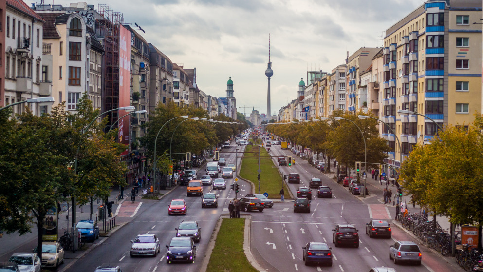 The pollution of the air with nitrogen oxides (NOx) is particularly high on weekdays, when many cars are on the road. 