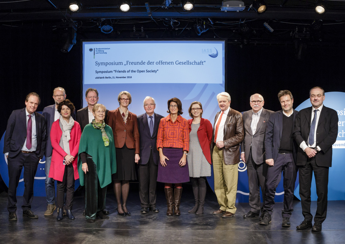 Gäste des Symposiums (v.l.): Jürgen Renn, Bernd Ulrich, Petra Grimm, Alexander Müller, Mechthild Töpfer, Anja Karliczek, Klaus Töpfer, Patrizia Nanz, Lisa Herzog, William K. Reilly, Matthias Kleiner, Robert Habeck und Thomas Bauer.