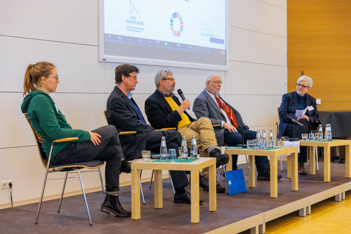 Paneldiskussion (v.l.): Jana Schelte (Jugendforum Nachhaltigkeit Brandenburg - JUFONA), Rüdiger Kuhn (CEMEX Deutschland AG & Nachhaltigkeitsbeirat Brandenburg), Minister Axel Vogel (MLUK Brandenburg), Manfred Stock (Potsdam-Institut für Klimafolgenforschung - PIK) und Moderator Ortwin Renn (IASS Potsdam). 