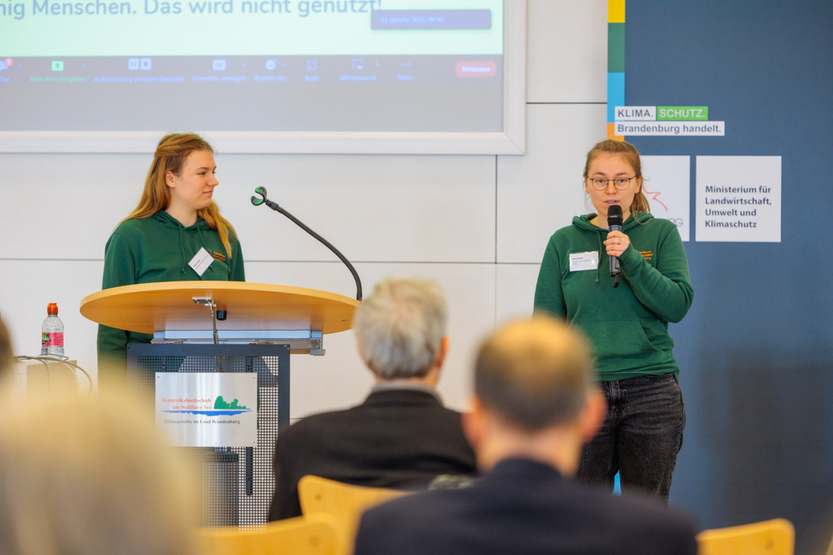 Pauline Pautz (left) and Jana Schelte from Youth Forum Sustainability Brandenburg (JUFONA) discuss the state of climate action in Brandenburg.