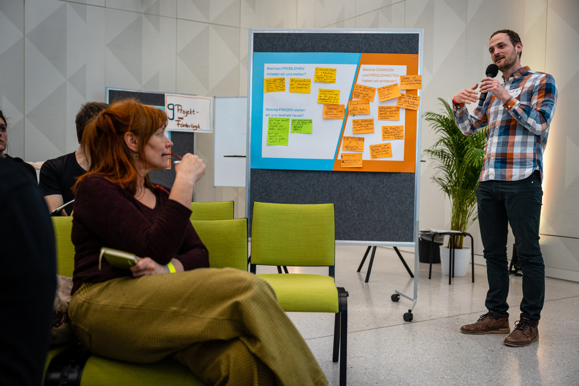 RIFS researcher Daniel Oppold discusses the workings of research projects and funding programmes with participants.