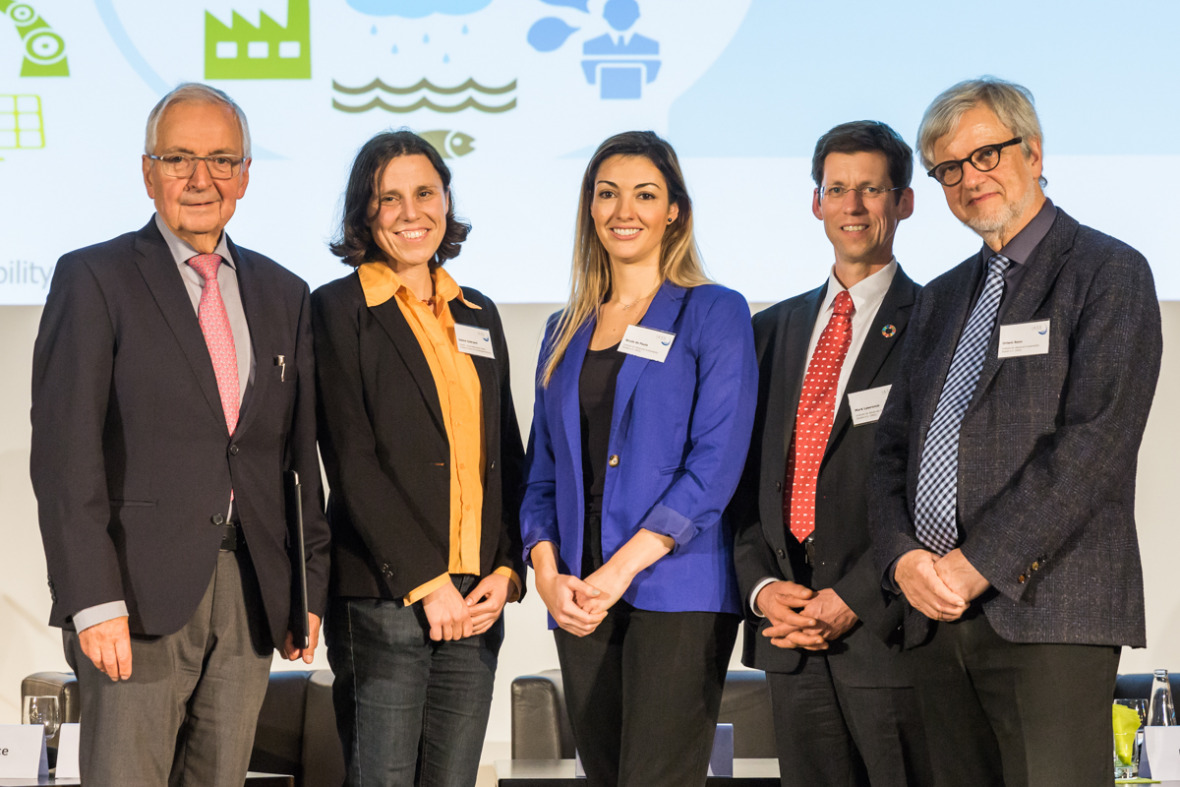 Klaus Töpfer, Sabine Gabrysch, Nicole de Paula, Mark Lawrence und Moderator Ortwin Renn