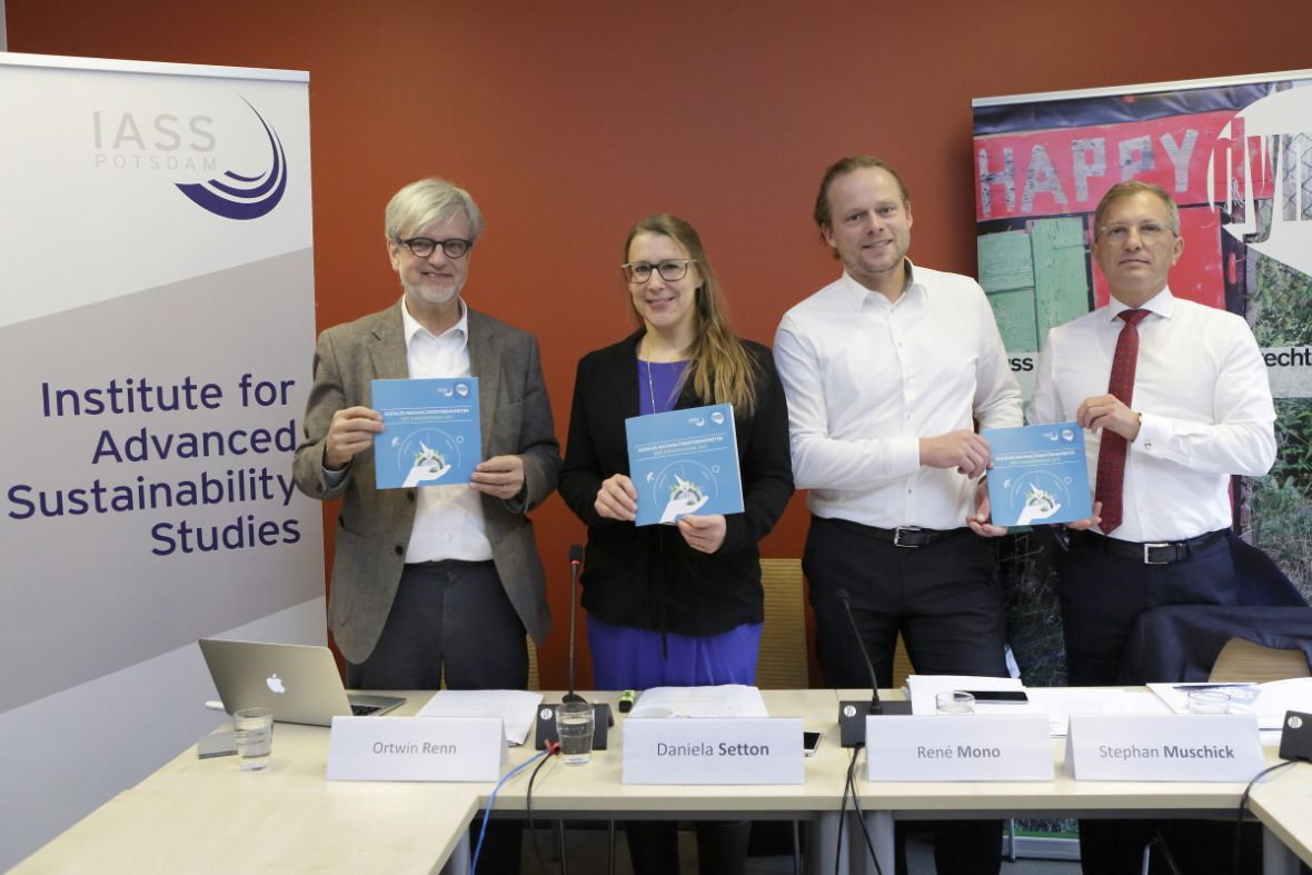 Pressekonferenz zum Sozialen Nachhaltigkeitsbarometer mit Ortwin Renn (IASS), Daniela Setton (IASS), René Mono (100% erneuerbar Stiftung) und Stephan Muschick (Innogy-Stiftung)