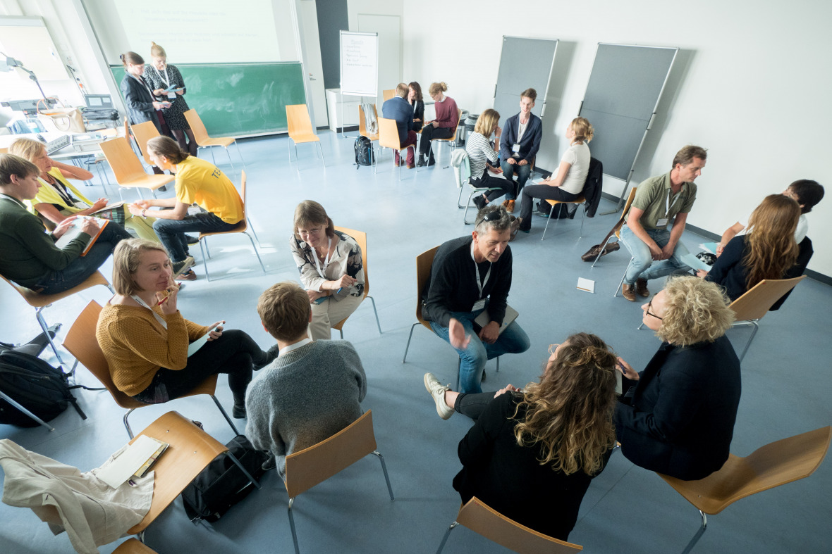 Die IASS-Wissenschaftlerinnen Anne-Katrin Holfelder und Carolin Fraude leiteten den Workshop “Zukunft bewusst (neu) denken”.