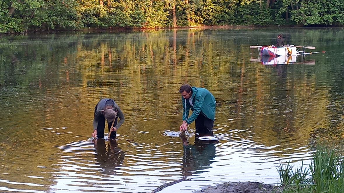 Sabine Vogel (Flöten) und Emilio Gordoa (Percussion) beim künstlerischen Seezeichnen. 